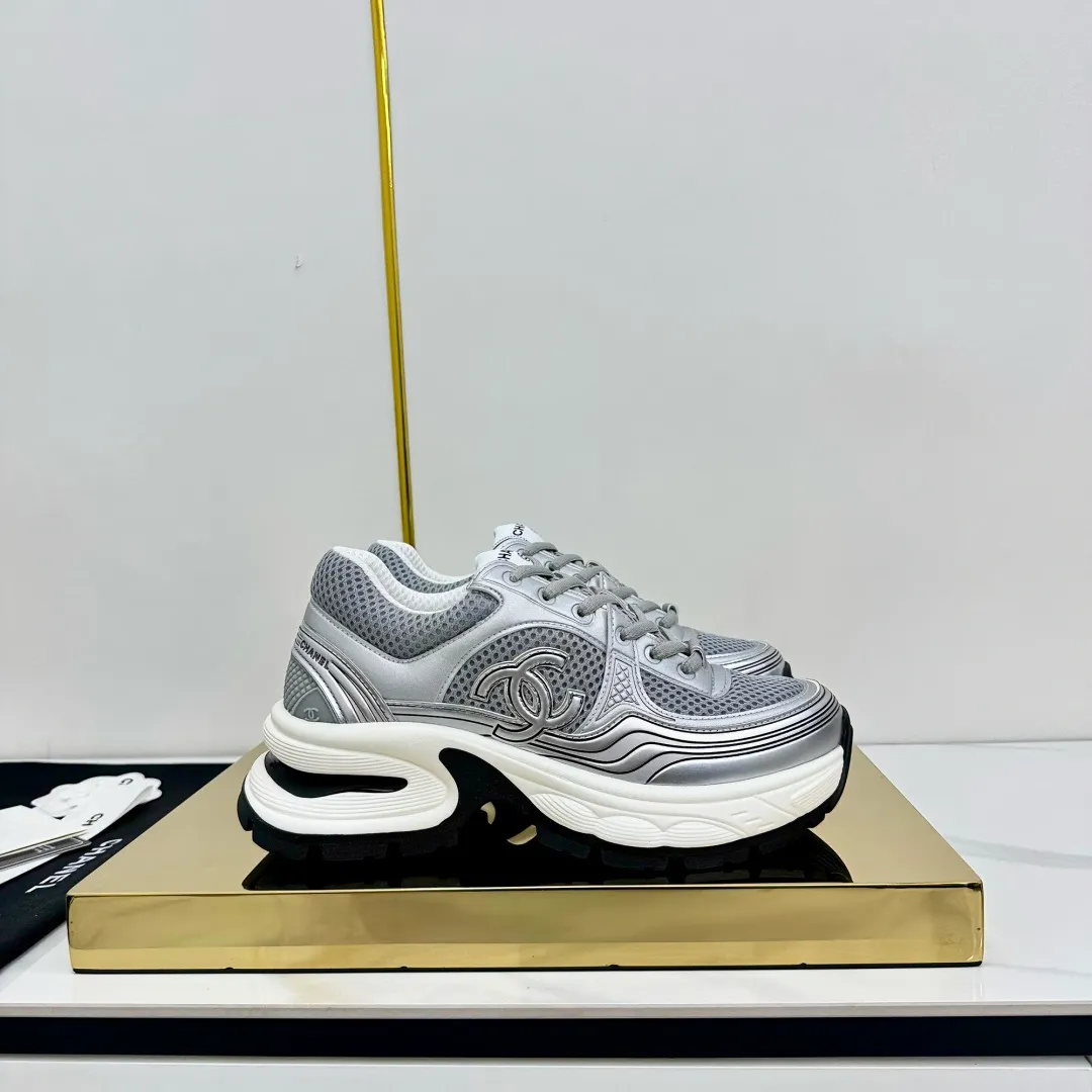 👟👟Ex-factory price 680👟👟 Upgraded version, upgraded version, upgraded version! No rebuttal accepted! ! ! ! Chanel Chanel panda shoes! 2025 counter's top casual sports shoes. This classic design; the upper is electro-embroidered with a variety of techniques; the outsole is fashionable and sporty; the unusual inclusion of a variety of color matching elements... The diversified mix and match is very good-looking and versatile, and can be used for leisure, fashion, sports, and outdoor... ꫛꫀꪝ Go➫ Materials: ❶Upper made of: original imported first-layer silk cowhide + original waterproof cloth + original first-layer cowhide ❷Inner lining: Original Yangli+Net ❸Outsole based on: Original TPU combination outsole Counter boutique packaging complete set for women 35–41 👉 👉 👉 👉